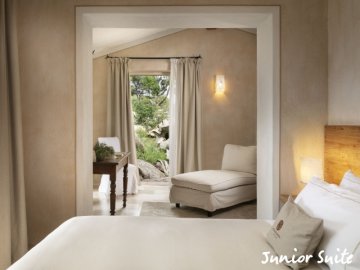 petra segreta junior suite bedroom.jpg
